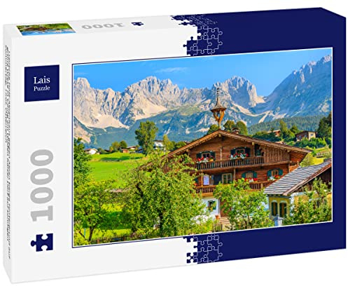 Lais Puzzle Typische Holz-Alpenhaus gegen Alpen Berge Hintergrund auf grüne Wiese in Going am Wilden Kaiser Dorf auf sonnigen Sommertag, Tirol, Österreich 1000 Teile