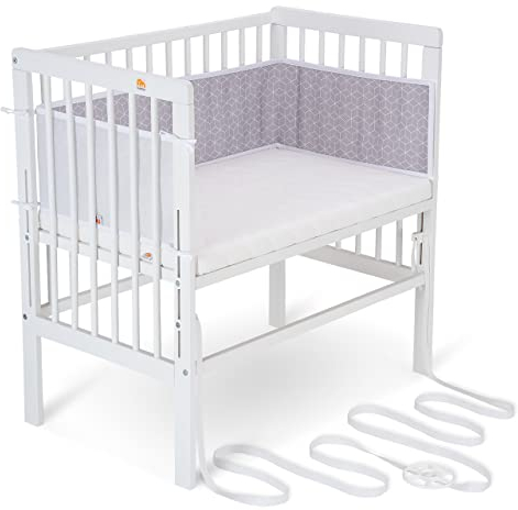 FabiMax Baby Beistellbett für Boxspringbett, stufenlos höhenverstellbar, Buchenholz massiv weiß lackiert, inkl. Matratze Classic und Netz-Nestchen graue Würfel