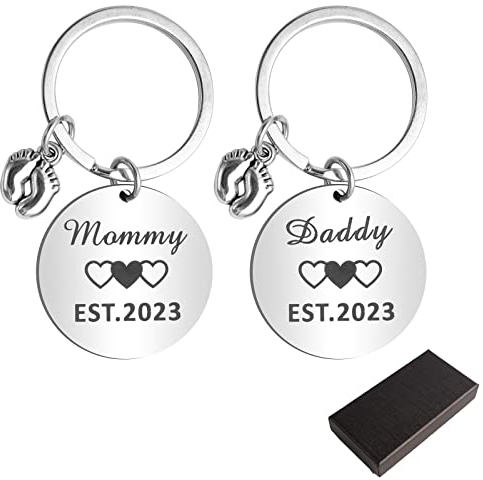 GUUFOO Daddy und Mommy Est 2023 Schlüsselanhänger Set Neue Eltern Geschenk Schwangerschaftsankündigung Schlüsselanhänger Werdende Eltern Vatertag Muttertag Geschenk