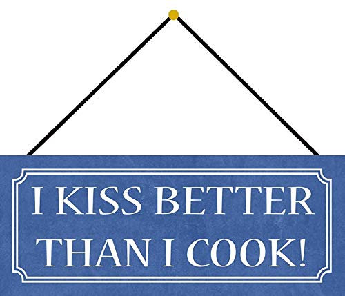 Blechschild 27x10cm gewölbt mit Kordel I kiss Better Than I Cook Spruch Humor Lustig Sprüche Deko Geschenk Schild