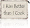 Vintage-Blechschild I Kiss Better Than I Cook, Vintage-Look, Metall, 20 x 30 cm, Dekoration für Zuhause, Küche, Schlafzimmer, Bauernhaus, Wohnzimmer, Garten, lustige Wanddekoration
