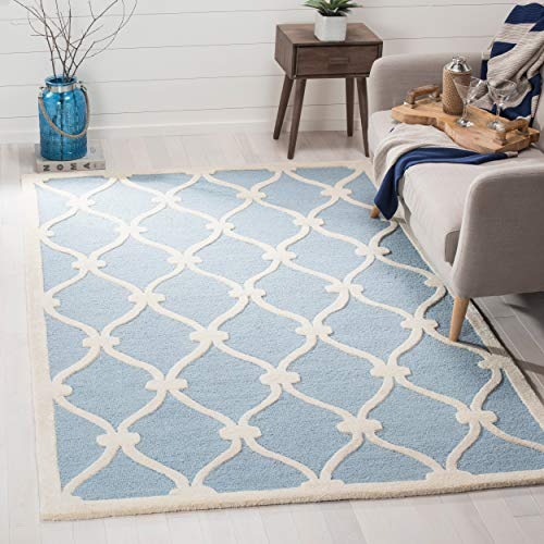 SAFAVIEH Modern Teppich für Wohnzimmer, Esszimmer, Schlafzimmer - Cambridge Collection, Kurzer Flor, Blau und Elfenbein, 122 X 183 cm