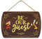 Disney Die Schöne und das Biest Be Our Guest Hängende Holz-Wanddekoration – Fun Be Our Guest Schild für Eingangsbereich oder Gästezimmer