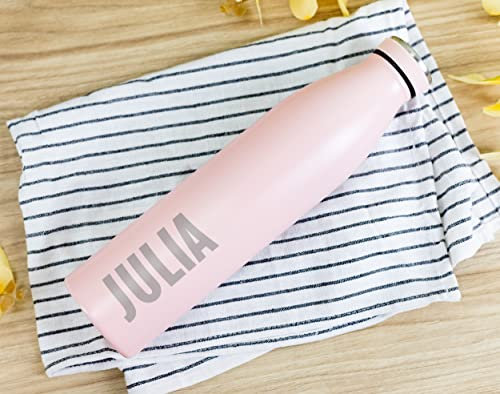 Made in Gift Botella Grande XL 28cm de Acero Inoxidable con Capacidad de 750ml Personalizada con Nombre o Texto Grabado Imborrable sobre Colores Pastel Verde o Rosa como Regalo Original (Rosa)