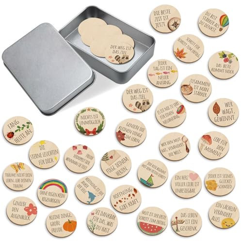 BIROYAL 30 Holz Glücksbringer mit Sprüche, Kleine Glücksbringer mit Metallbox, Ø 4cm 0.3cm Dicke, Tischdeko Geburtstag, Als Streudeko & Gastgeschenke, Ideal für Prüfung, Geburtstag, Hochzeit, Taufe