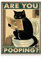 Dazzlewall Lustige Schwarze Katze Badezimmer Wandbilder Sind Sie Pooping Katze Zeichen Vintage Katze sitzt auf der Toilette Lesen Zeitung Leinwand Bilder für Badezimmer Deko 12x16 in Ungerahmt
