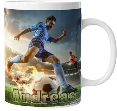 Personalisierte Tasse Fußballer im Stadion | Keramik Becher mit Namen – Coole Fußball Kaffeetasse, Geschenkidee für Männer, Frauen, Kinder & Kollegen – spülmaschinenfest, 330ml