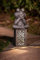 Arnusa Gartenfigur Frosch mit Solarbeleuchtung Gartendeko Statue 54,5 x 26,5 cm Solarlampe Tierfigur Deko Figur