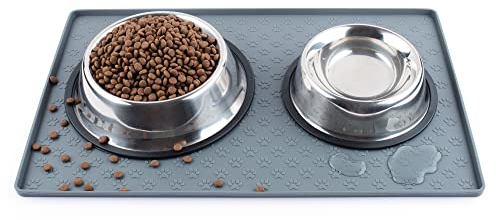 Coomazy Napfunterlage für Hund Katzen, Erhöhtem Rand Verdickter Futtermatte Hunde mit Hundepfotenabdruck, wasserdichte rutschfeste Silikon Hundenapf Futternapf Matte (Grau, M: 48x30cm)