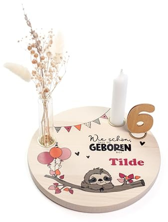 Nord-Kind® Geburtstagsteller personalisiert – Faultier 2 | Personalisiert aus Buchenholz, inkl. Kerze, Vase, Zahlen und Haltern; 20 cm.