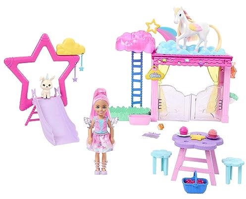 Barbie Un Tocco di Magia - Playset con bambola Chelsea e la piccola cavalla alata Pegaso, set con stalla, coniglietto e accessori inclusi, giocattolo per bambini, 3+ anni, JCW56