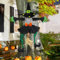 KUJAIS Brujas Decoracion Halloween Exterior: 110cm Bruja Chocando contra Arbol Halloween Decoracion Casa para Exterior Jardin, Interior, Ventanas, Puerta Arbol