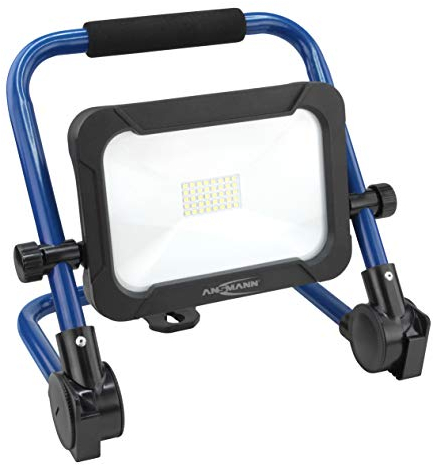 ANSMANN Akku Baustrahler LED 20W – Arbeitsstrahler mit drei Leuchtstufen und farbechter Wiedergabe CRI >80, aufladbare Arbeitsleuchte IP54 wetterfest, Standfuß mit Stativ Montagevorrichtung