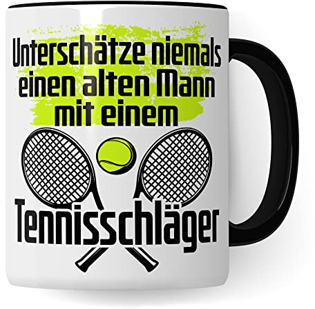 Tasse Tennisspieler, Unterschätze niemals einen alten Mann mit einem Tennisschläger Spruch, Tennis-Spielerin Geschenk lustiger Spruch Tennisprofi Tennisliebhaber, Geschenkidee Spielpartner