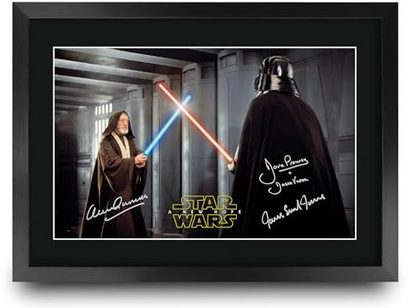 HWC Trading Star Wars 4 (New Hope) Scene 2 Geschenke Geducktes Signiertes Autogramm Foto für Fans von Film Memorabilien - A3 Gerahmt