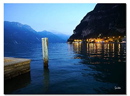 Glücksvilla - Gardasee Riva - div. Maße (Acrylglas-Bild 5 mm, 160 x 120 cm) aus DE - Kunstdruck XXL Deko-Wandbild quer - Italien Tirol See Berg Promenade Nacht Fotografie x