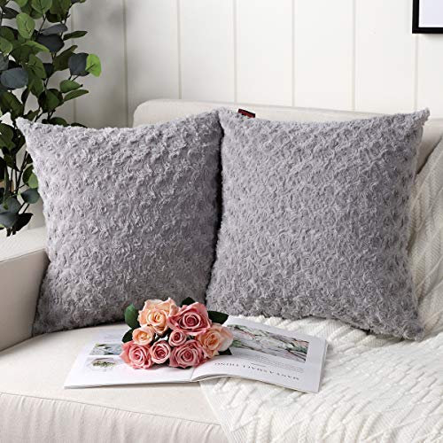 Mandioo 2er Set Hellgrau Kissenbezüge 3D Blumenmuster Künstlich Pelz Sofakissen Dekorative Dekokissen Kuschelkissen Plüschkissen Couchkissen Superweich Kissen Kissenbezug für Sofa Quadrat 40x40 cm