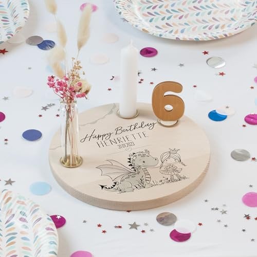 Nord-Kind® personalisierter Geburtstagsteller aus Holz mit Kerzen, Vase & Zahlen [20cm Ø]| Geburtstagsteller Holz | Geburtstagsteller personalisiert | Kerzenteller Geburtstag Kinder | Drache mit Mädel