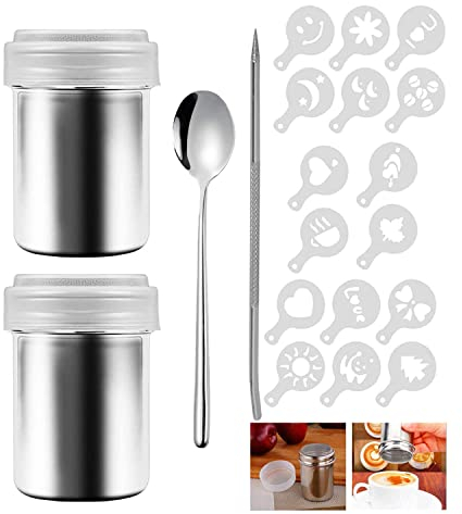 Saupoudreuse Cacao en Acier Inoxydable 304 2 pièce Tamis à mailles fines avec Couvercle pour Cannelle Sucre Poudre Farine Chocolat avec 16 pochoirs à café, Stylo de Barista, Cuillère Métal