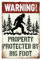 WADORN Vintage Warnschild Aus Metall Mit Aufschrift 'Eigentum Geschützt Durch Big Foot', 20x30cm Lustige Retro Haus Hof Straße Outdoor Blechschild Nette Bigfoot Geschenke Wand Kunst Poster Plaque