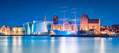 adrium Acryl-Bild 110 x 50 cm: Klassischer Panoramablick auf die Hansestadt Stralsund während der blauen Stunde in der Abenddämmerung, Mecklenburg-Vorpommern, (121793565)