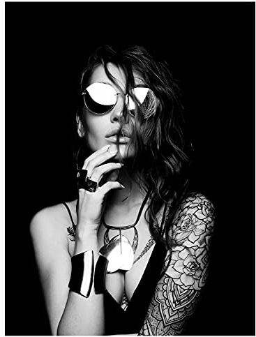 wandmotiv24 Deko Wandbild aus Acrylglas, Größe 120x90cm, Hochformat, Tätowierte Frau, Sonnenbrille, Tattoo-Model, Tattoos, Dekoration Wohnung modern, Deko, Acryl, Wanddeko Schlafzimmer M0072
