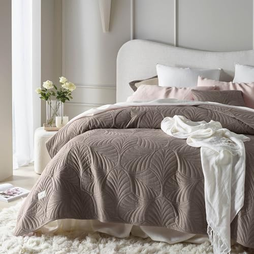 ROOM99 Feel Elegante copriletto in marrone, 170 x 210 cm, versatile come copriletto o copridivano, coperta per letto e divano, trapunta stile ideale come bedspread velluto