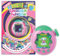 Bandai - Tamagotchi Paradise Erde - Virtuelles Haustier zum Aufziehen - Tamagotchi Interaktives Spielzeug auf Deutsch, Zoom - Modell Erde in Rosa und Grün - Spielzeug für Kinder ab 6 Jahren - 43421
