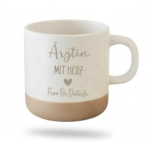 Generisch Personalisierte Keramiktasse Ärztin mit Herz, mit Namensgravur, Dankeschön Geschenk für Praxis und Klinik, 360 ml, Weiß-Beige