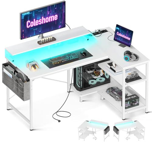 Coleshome Scrivania Gaming con LED e Prese, 120x80cm Scrivania Gaming Angolare Reversibile con Ripiani, Scrivania Angolare con Supporto per Monitor per Casa Ufficio, Bianco