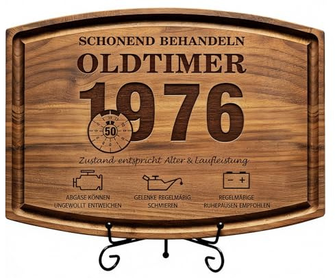 Giftota Originelle Geschenke 50. Geburtstag Mann - Schneidebrett aus Walnussholz mit Ständer - Praktisches Geburtstagsgeschenk für Papa Ehemann Freund - Schonend Behandeln 1976 Oldtimer