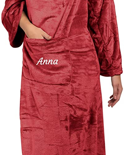 Smyla Kuscheldecke Personalisiert mit Namen oder Wunschtext I Flauschige Decke mit Ärmeln, DUNKELROT | Flanell Sofadecke/Wohndecke & TV-Decke mit Bauch und Handy-Tasche, 180x150cm