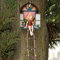 Bits and Pieces – Feenhaus mit Strickleiter, hängende Baumskulptur – skurrile handbemalte Gartendekoration aus Polyharz