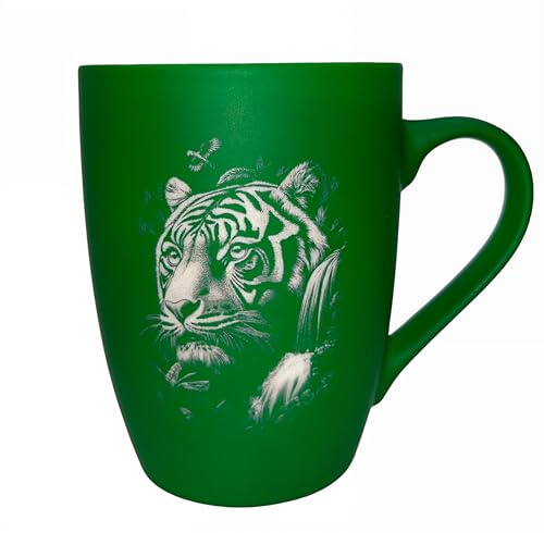 Lasergravur-Shop24 Tasse mit Gravur/auf Wunsch auch mit Text/gummierte Oberfläche/Personalisiert/Geschenk/mit Verschiedenen-Motiven in Geschenkverpackung, Jagd (Grüne Tasse (Motiv Tiger))