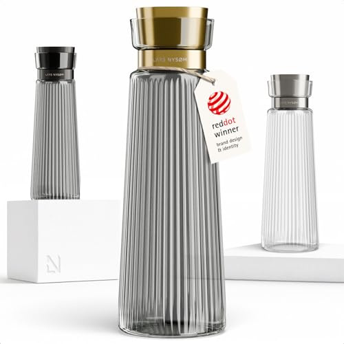 LARS NYSØM Carafe à Eau 1,5l avec Couvercle - Carafe en Verre - Pichet Eau | Sans Goutte Élégante Carafe avec Couvercle en Acier Inox à Filtre Intégré - Bouteille Verre pour Jus et Boissons Infusees