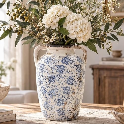 Hometopia Keramik Vase im Landhausstil, Vintage Blumenvase Blau-Weiß mit Blumenmuster, Antik-Look Dekovase für Wohnzimmer, Esstisch & Fensterbank, 29cm Höhe