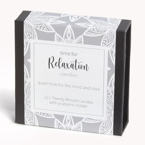 Time for Relaxation Candles (Wrap) von Cotton & Grey. Leise Zeit für den Geist und die Seele. 12 reine Bienenwachskerzen und ein Keramikhalter. Beruhigen Sie Ihren Geist im warmen Leuchten des