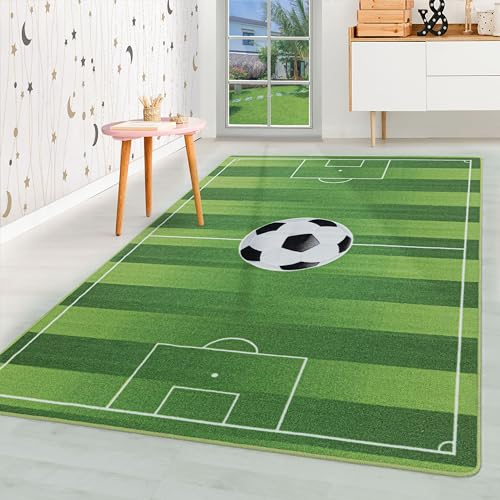 HomebyHome Kurzflor Kinderteppich für Jungen und Mädchen 80 x 120 cm Grün Fussball Design - Waschbarer Teppich Extra Weich und Antiallergen - Teppich für Kinderzimmer, Babyzimmer und Spielzimmer