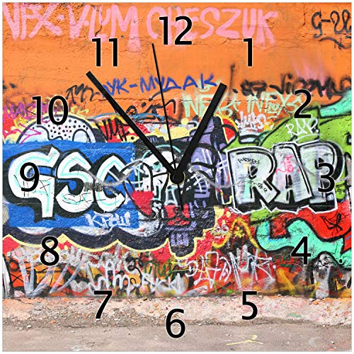 Wallario Design-Wanduhr Rap-Graffiti- Wand mit verschiedenen Tags aus Glas, Motiv-Uhr Größe 30 x 30 cm, Schwarze Zeiger