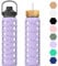 HYDRAGLAZIC gourde en verre 950ML Bouteille d'eau en verre avec 2 couvercles - Couvercle rabattable et couvercle en bambou avec pailles avec mesure gourde graduée anti-fuite, Violet