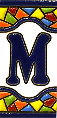 Insegna con numeri e lettere fatte di piastrelle di ceramica policroma, dipinte a mano con la tecnica cuerda seca, nomi indirizzi e segnaletica. Testo personalizzabile. Disegno MOSAICO MINI 7,3 cm x 3,5 cm (LETTERA M)