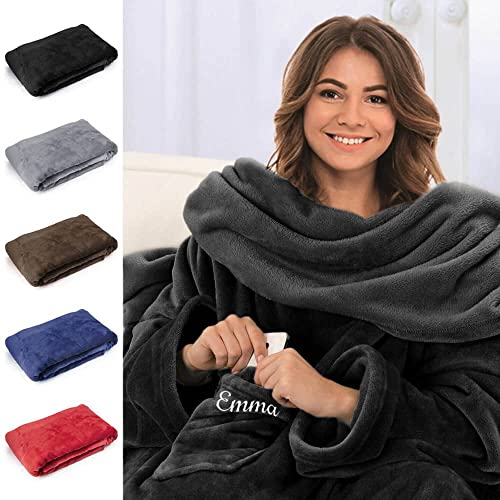 Deitert Kuscheldecke XL mit Ärmeln - Bestickt mit Namen oder Wunschtext - extra große Ärmeldecke - gemütliche Wohndecke - personalisiertes Geschenk für Männer und Frauen 150 x 240 cm schwarz