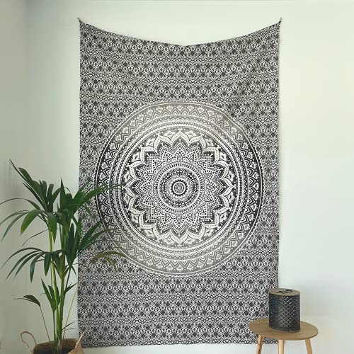 MOMOMUS Mandala Tuch vielseitig 135x210 cm, Strandtuch groß, Grau | Stranddecke sandfrei: 2,8 m² zwischen dir und dem Sand, dünn, Bettlaken-Haptik und -Fall; nicht zum Abtrocknen