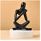 NEWUEINCN Moderne Denker Harz Statue Schwarz Leseornament Denker Skulptur Dekoration Harz Dekoration Kunst Statue Geeignet für Wohnzimmer, Schlafzimmer, Büro, Bibliothek (Schwarz Rechts)