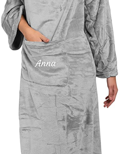 Smyla Kuscheldecke Personalisiert mit Namen oder Wunschtext I Flauschige Decke mit Ärmeln, HELLGRAU | Flanell Sofadecke/Wohndecke & TV-Decke mit Bauch und Handy-Tasche, 180x150cm
