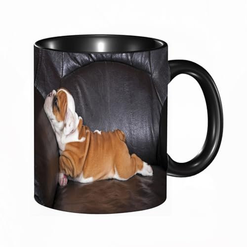 reyawdf Original Tasse mit lustigem Design,Englischer Bulldogge-Welpe entspannt sich auf schwarzem Ledersofa.,330ml, für Kaffee- und Teeliebhaber, als Geschenk für Weihnachten, Geburtstag und mehr