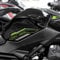 Resin Bike Adesivi Moto Compatibile con Kawasaki Z650 2024 Nera. Protezioni Laterali Serbatoio da Urti e Graffi. Adesivi Resinati con Effetto 3D Made in Italy