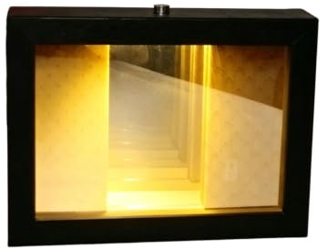 Beleuchteter 3D-Abyss-Spiegel-Schreibtisch-Dekorrahmen für die Desktop-Anze | Der beleuchtete 3D-Abyss-Spiegelrahmen schafft ein faszinierendes Desktop-Display mit moderner Umgebungsbeleuchtung.