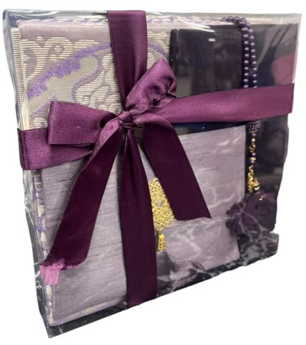 Ilm Verlag Geschenkbox Set für islamische Anlässe mit Gebetsteppich, Tesbih, Kopftuch, Pouch und Buch mit ausgewählten Koransuren (Lila)