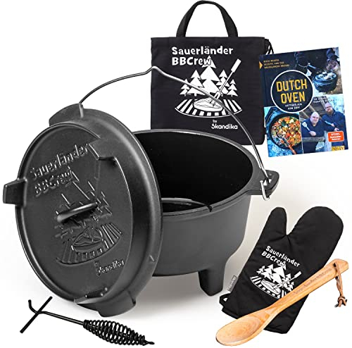 Skandika Dutch Oven der Sauerländer BBCrew 4,25 L | Gusseisen Topf mit Emaillierung inkl. Rezeptbuch, Deckelheber & Extras | Spülmaschinenfest | Mit Füßen | Feuertopf für Grillen, Camping